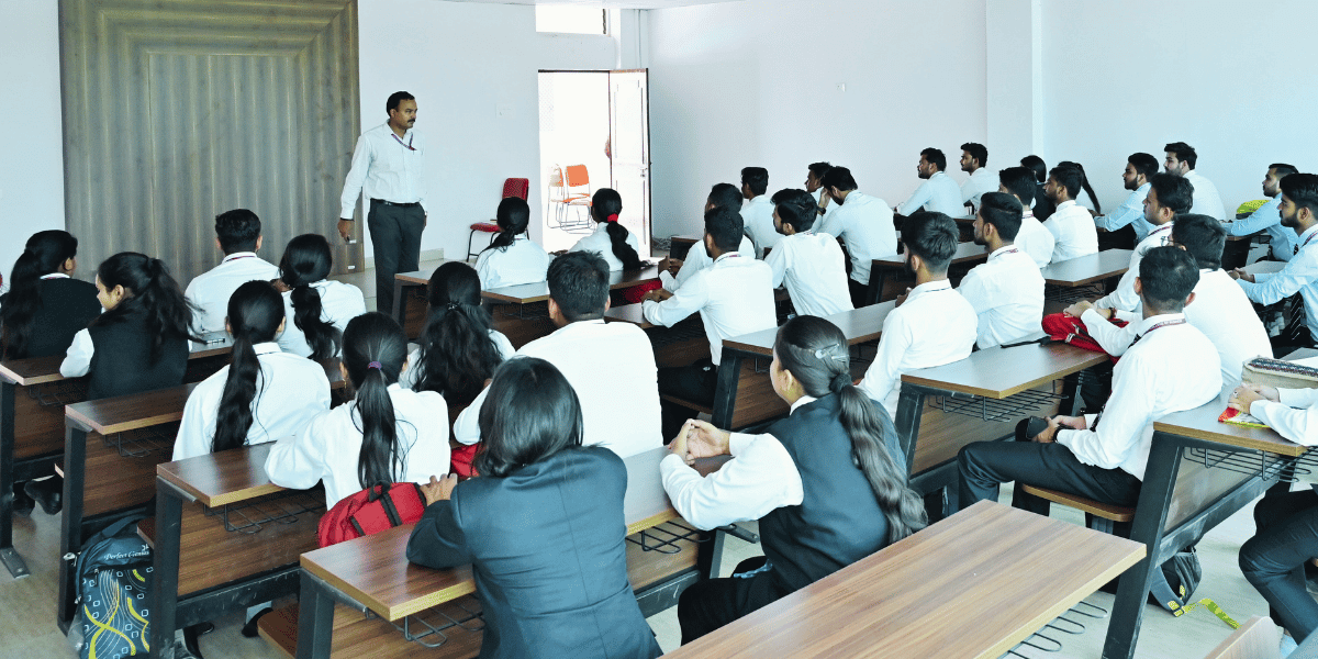 Dedicated and experienced AI & ML faculty at SHEAT